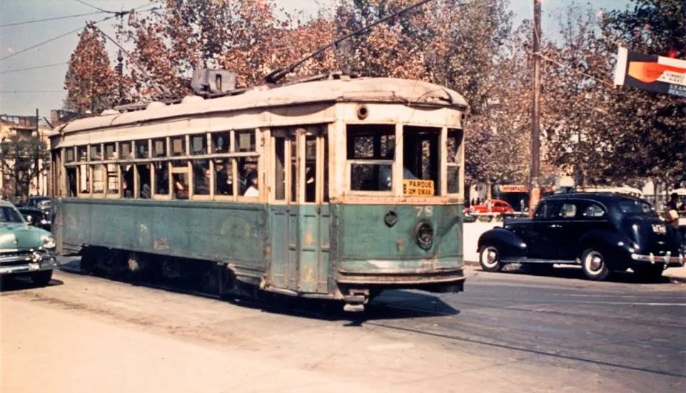 Tranvía tipo 51 en calle no identificada 1957