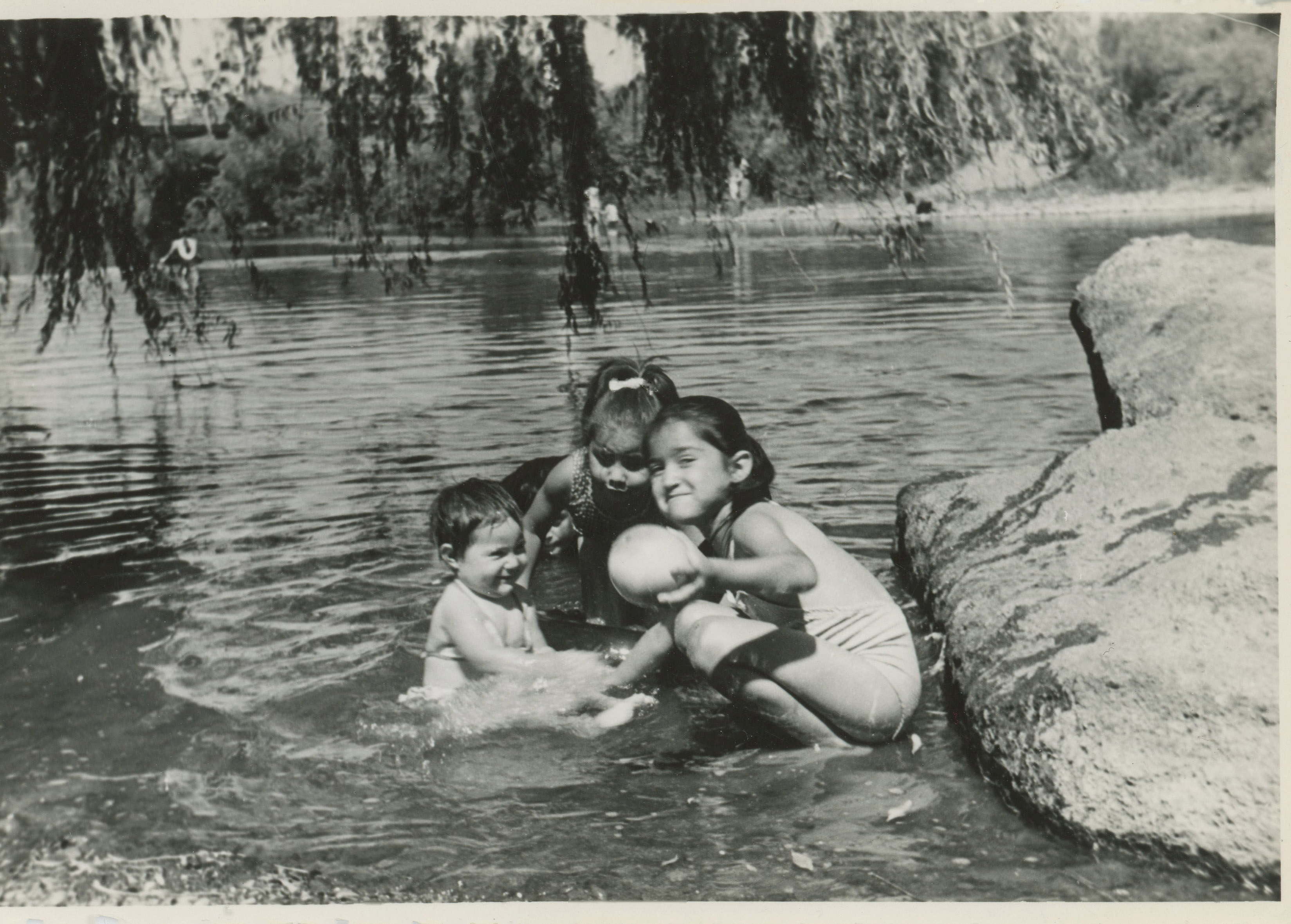 Niños jugando en Río Purapel en 1969