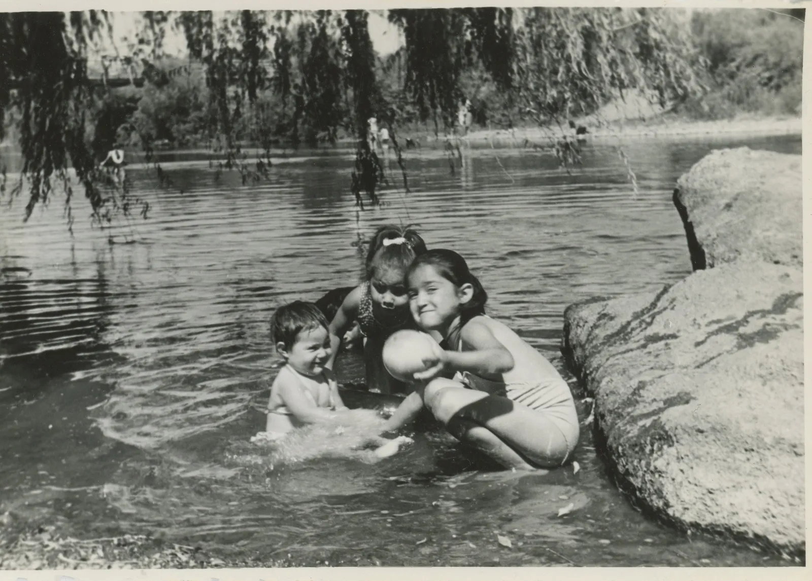 Niños jugando en Río Purapel en 1969