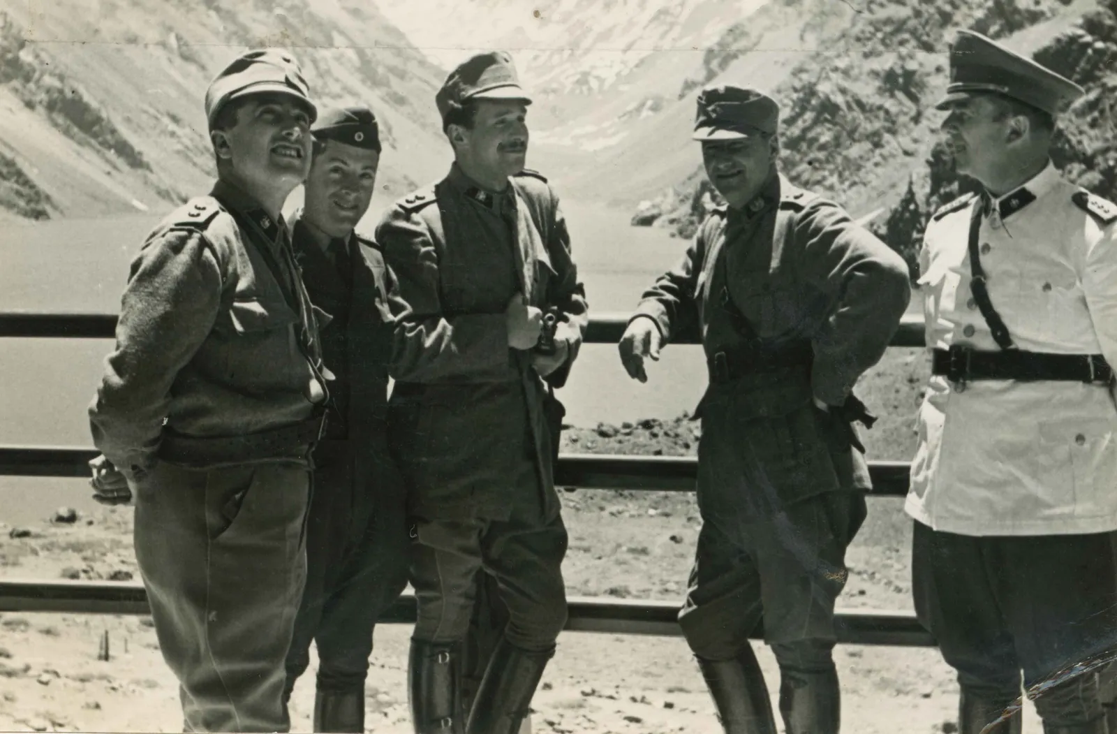 Militares en la Laguna del Inca en 1945