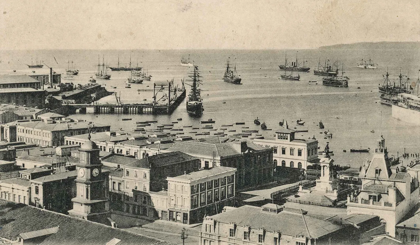 Vista a Plaza Sotomayor de Valparaíso en 1905