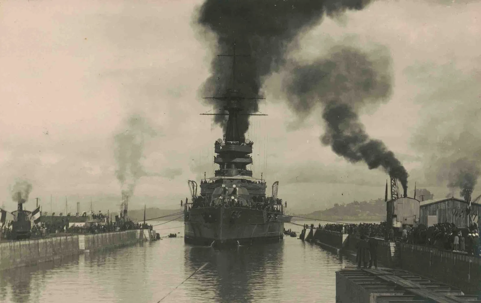 El acorazado "Almirante Latorre, cruzando el Canal de Panamá