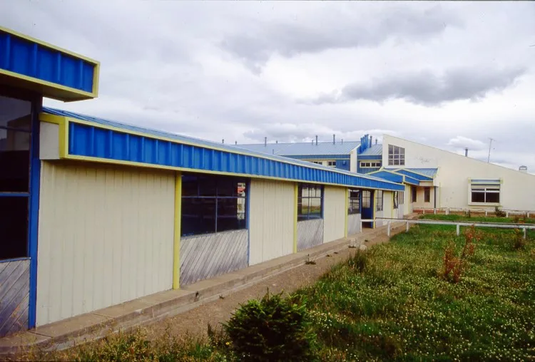Exterior de la Escuela Rural Valle Simpson, 1955