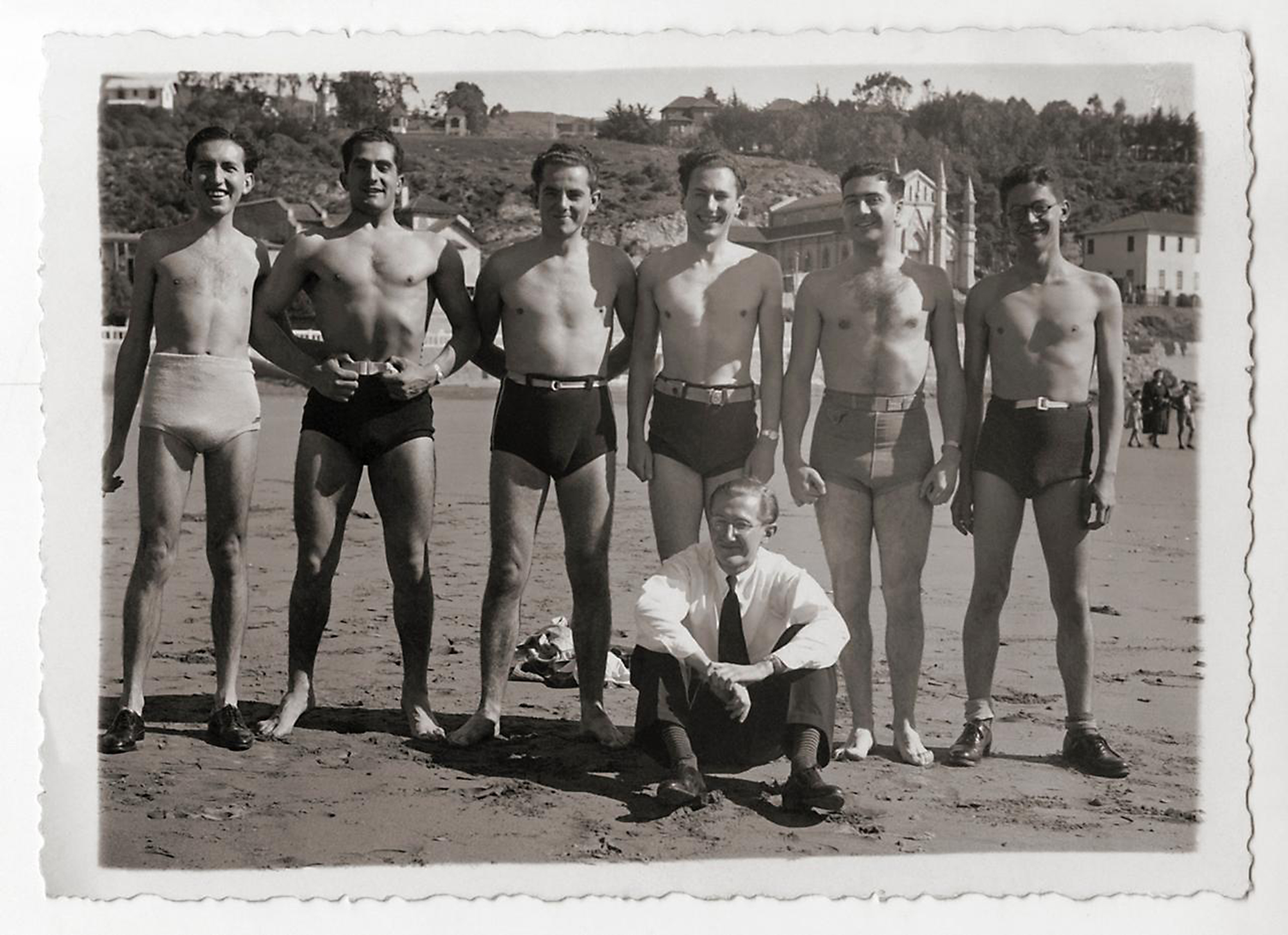 Amigos en Playa Chica de Cartagena en 1930