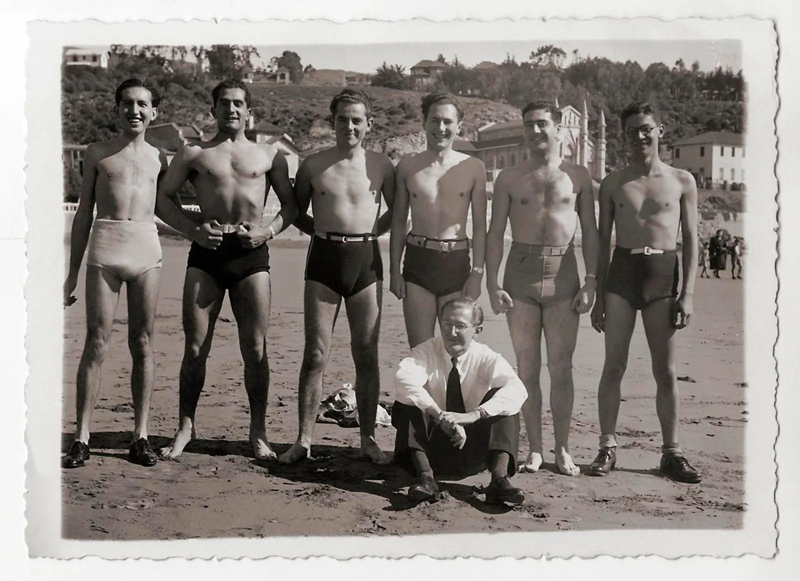 Amigos en Playa Chica de Cartagena en 1930