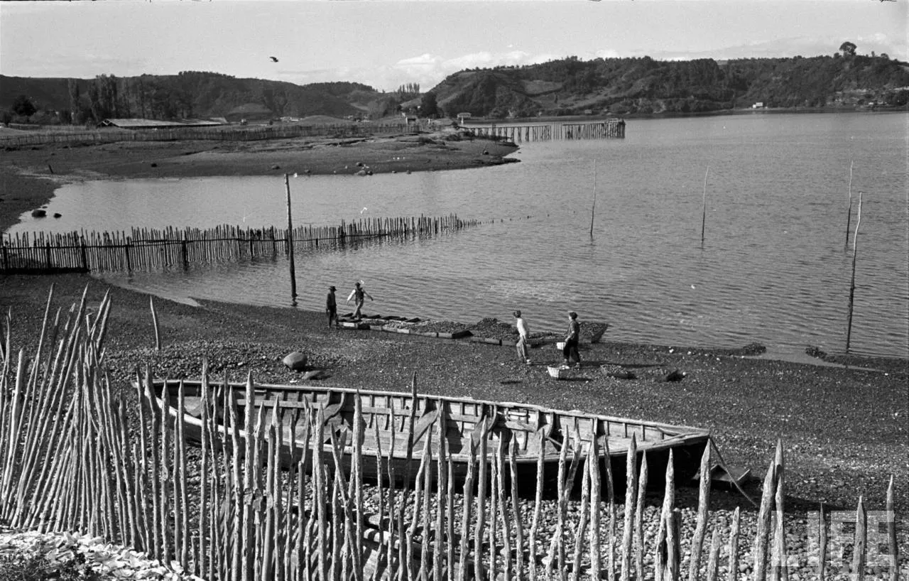Pescadores cercanías de Dalcahue en 1950