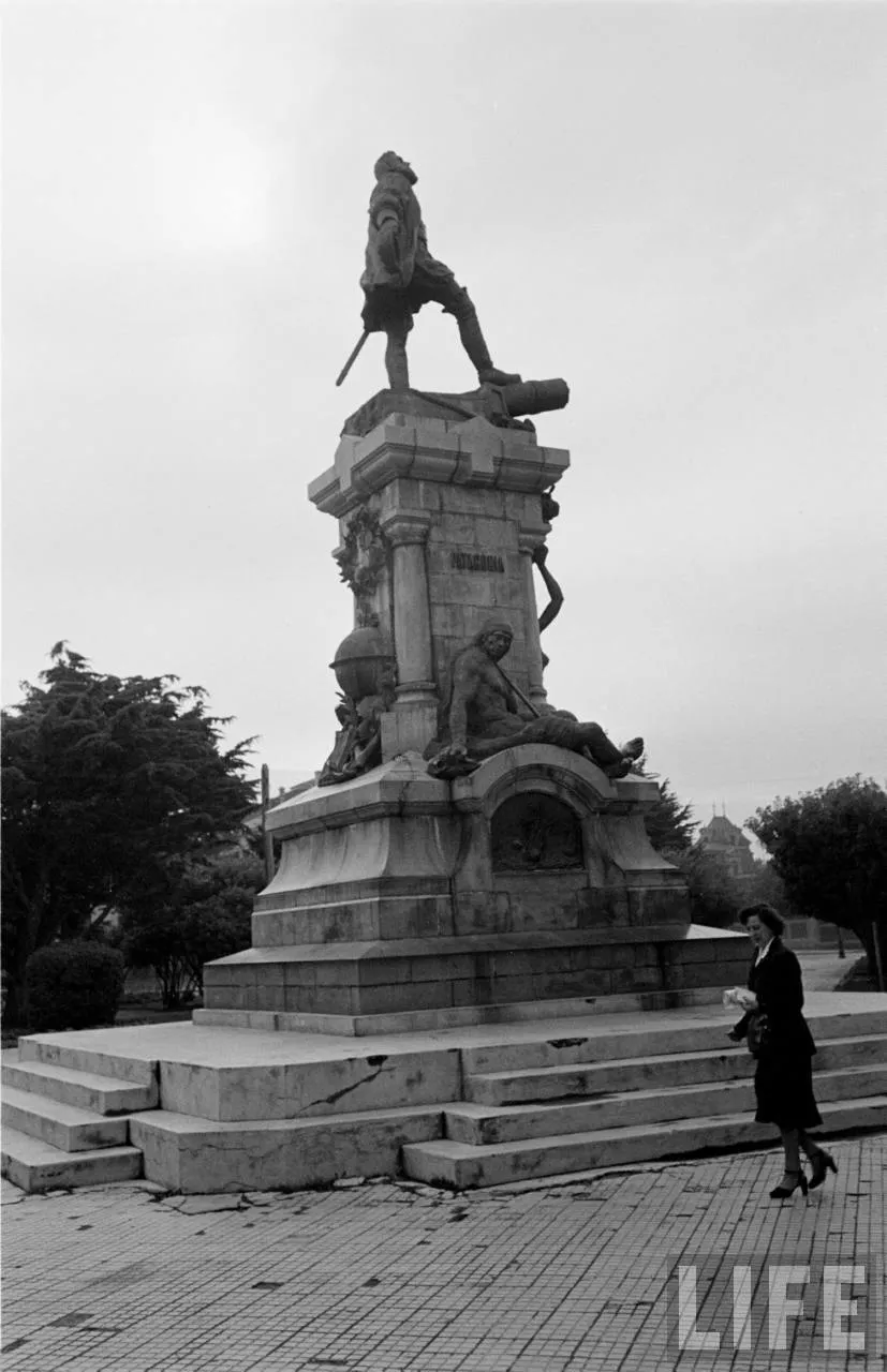 Monumento a Hernando de Magallanes en la plaza de Punta Arenas, 1950