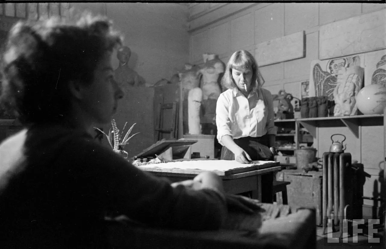 Lily Garafulic trabajando en su taller, 1950