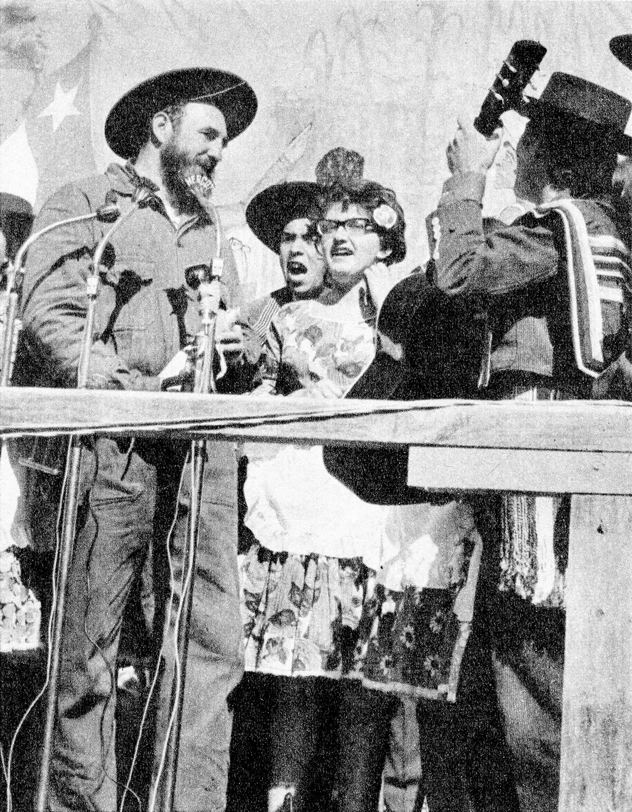 Fidel Castro junto a guardia policial 1971