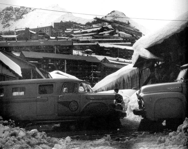 Automóviles a los pies de Sewell, ac. 1930
