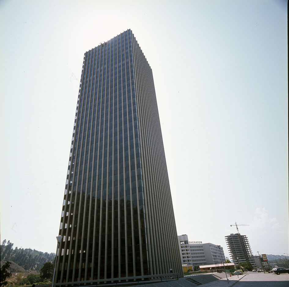 Torre Santa María, Santiago, 1988.