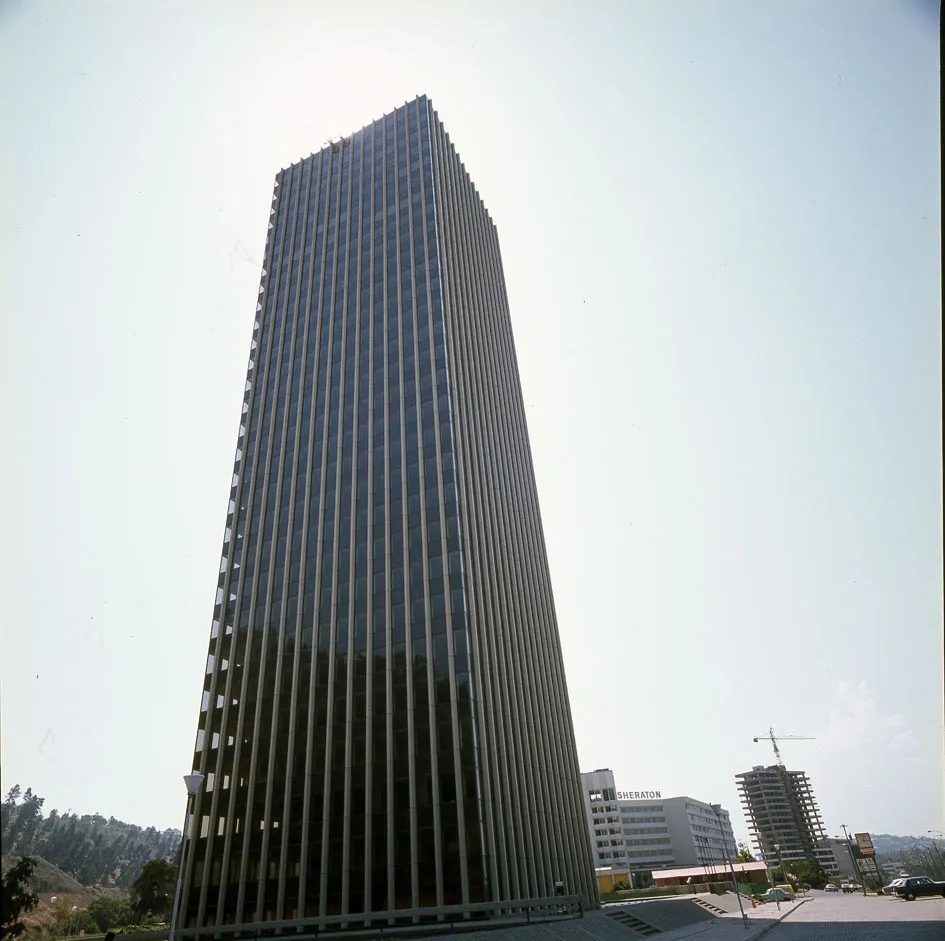 Torre Santa María, Santiago, 1988.