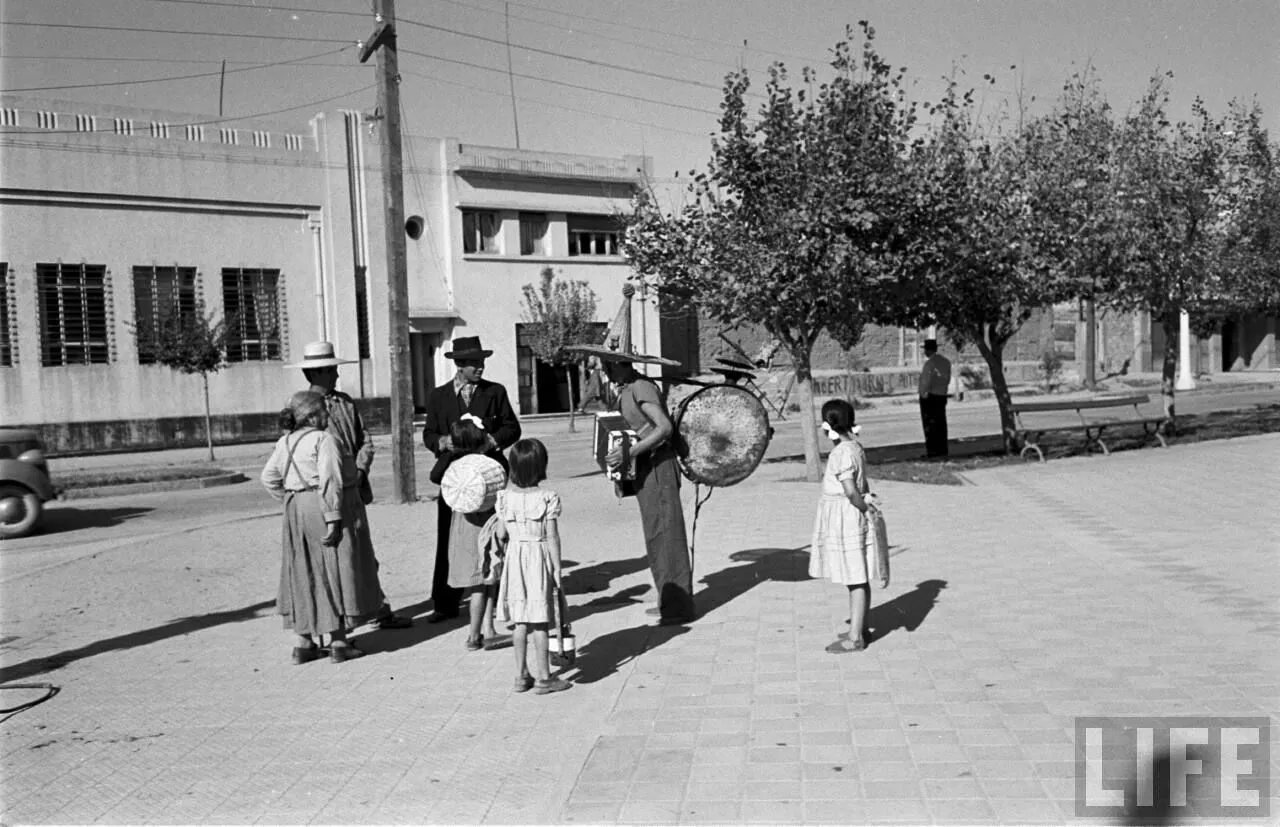 Hombre orquesta en plaza de talca