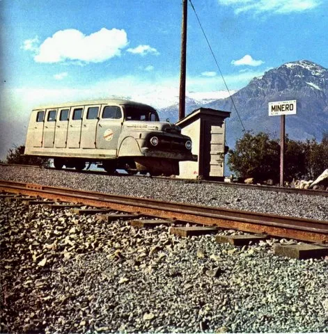 Automóvil en via ferroviaria, ca. 1935