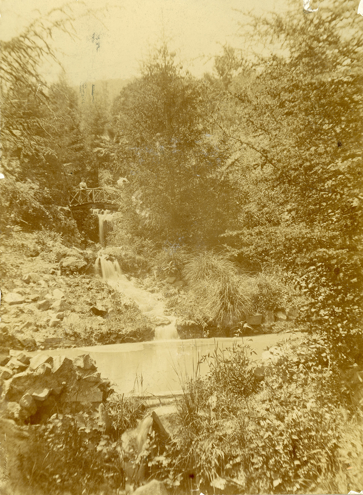 Río con cascada, ca. 1900