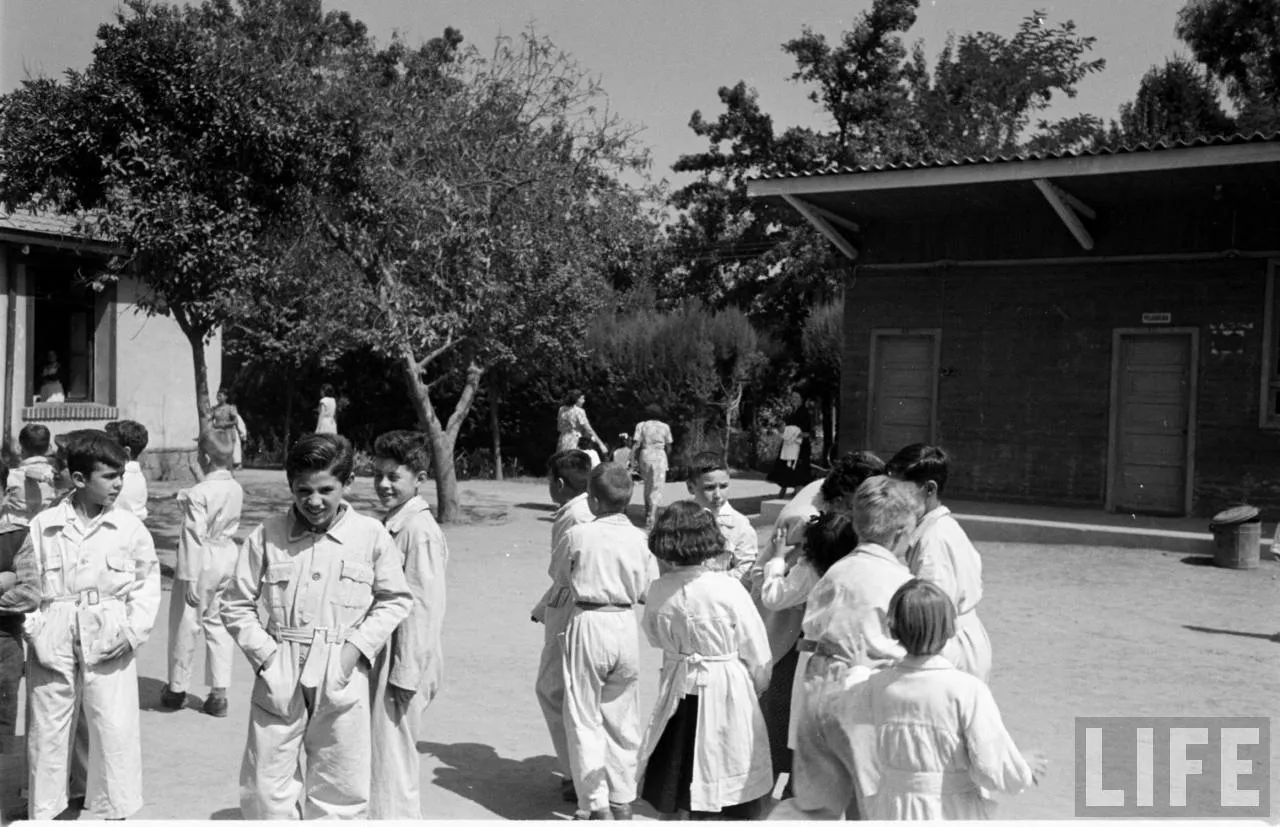 Recreo en el patio del Liceo Experimental Manuel de Salas. Santiago, 11 de abril de 1950.