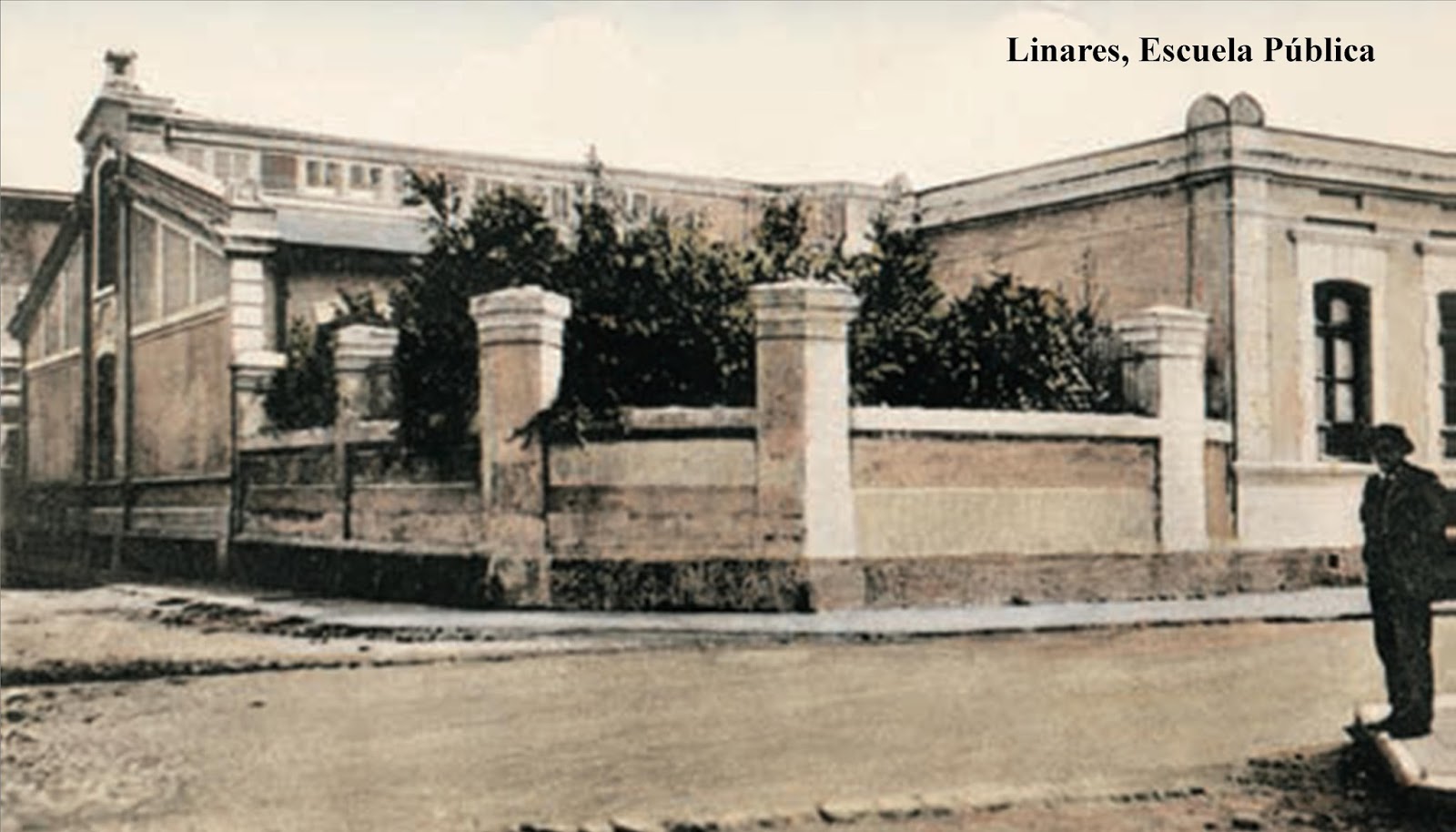 Escuela de niñas de Linares en 1920