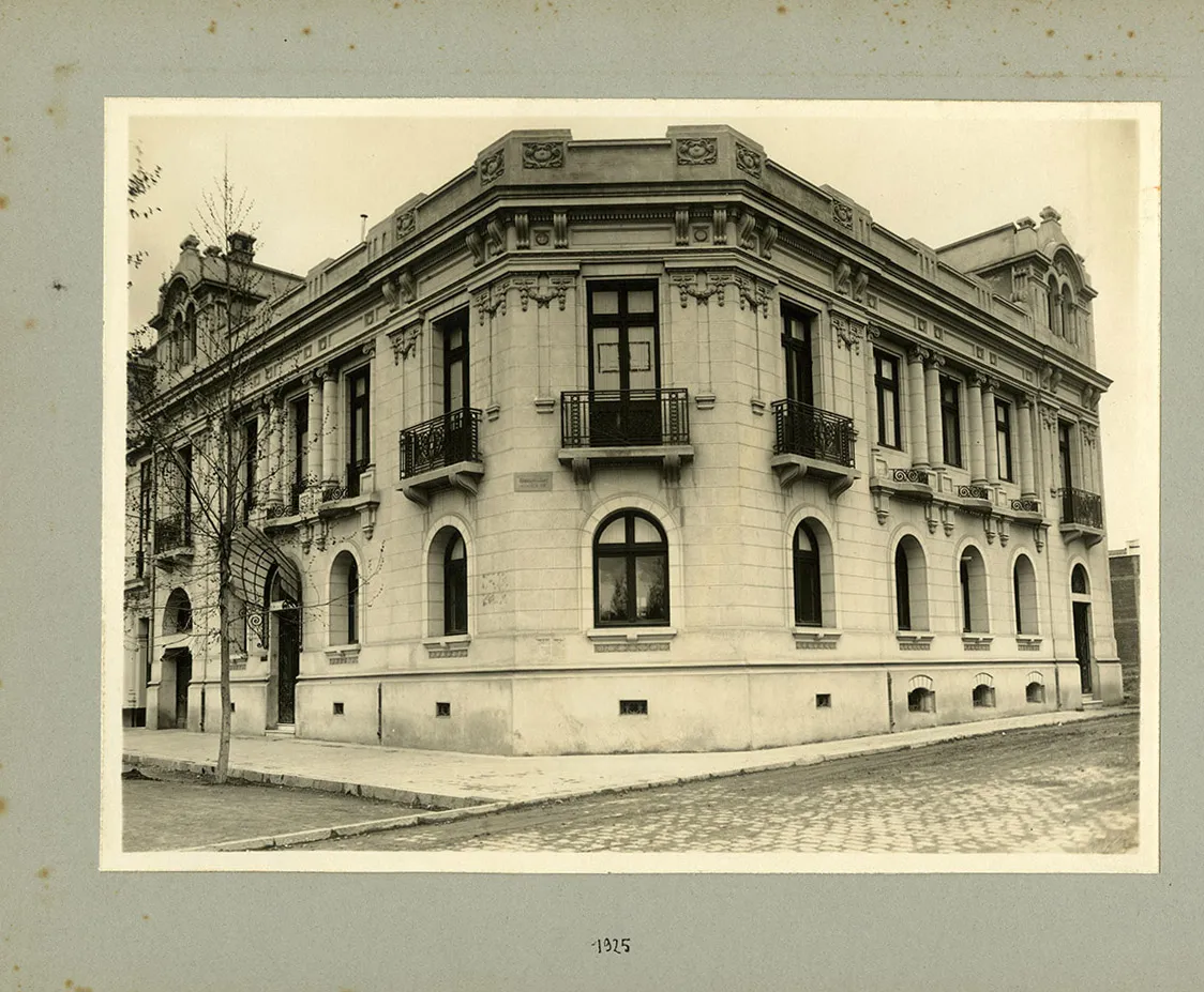 Edificio en la esquina de Almirante Simpson con Vicuña Mackenna, 1925