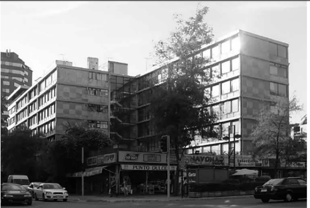 Edificio de departamentos y placa comercial Holanda