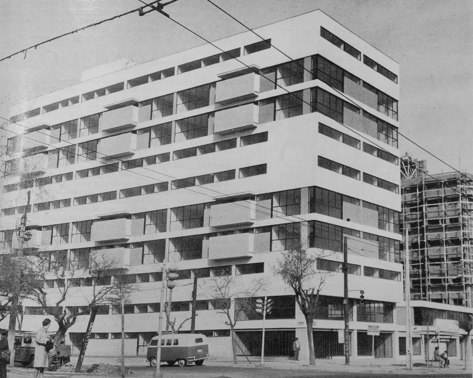 Exterior del edificio ubicado en Luis Thayer Ojeda esquina avenida Providencia