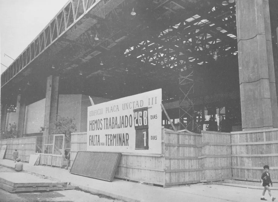 Exterior del edificio UNCTAD III el 24 de marzo de 1972