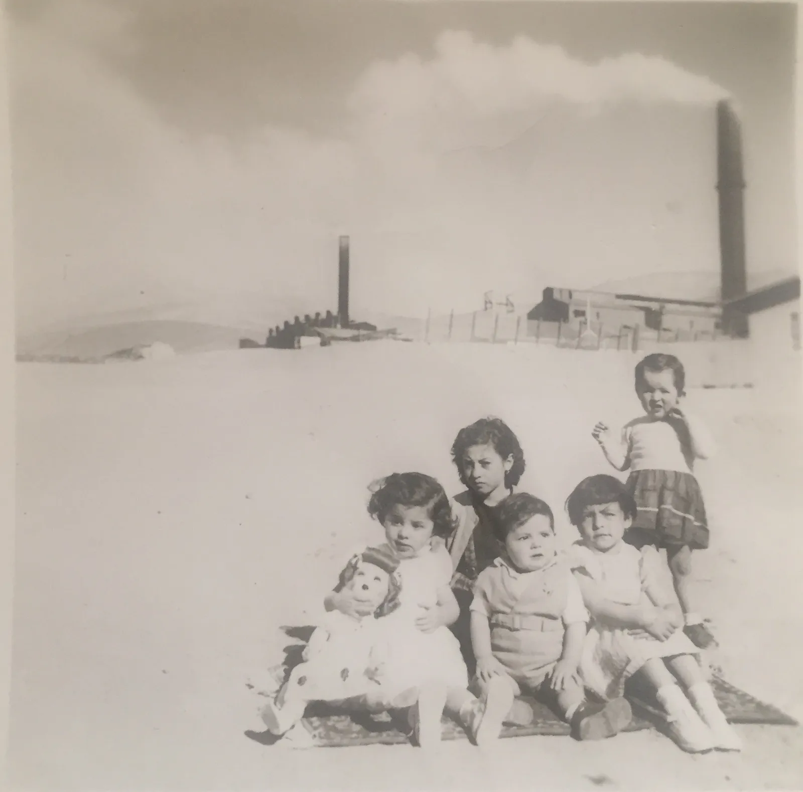 Niños posando delante de la fundición del asentamiento minero de Potrerillos. Región de Atacama. Primero de semptiembre, 1956.