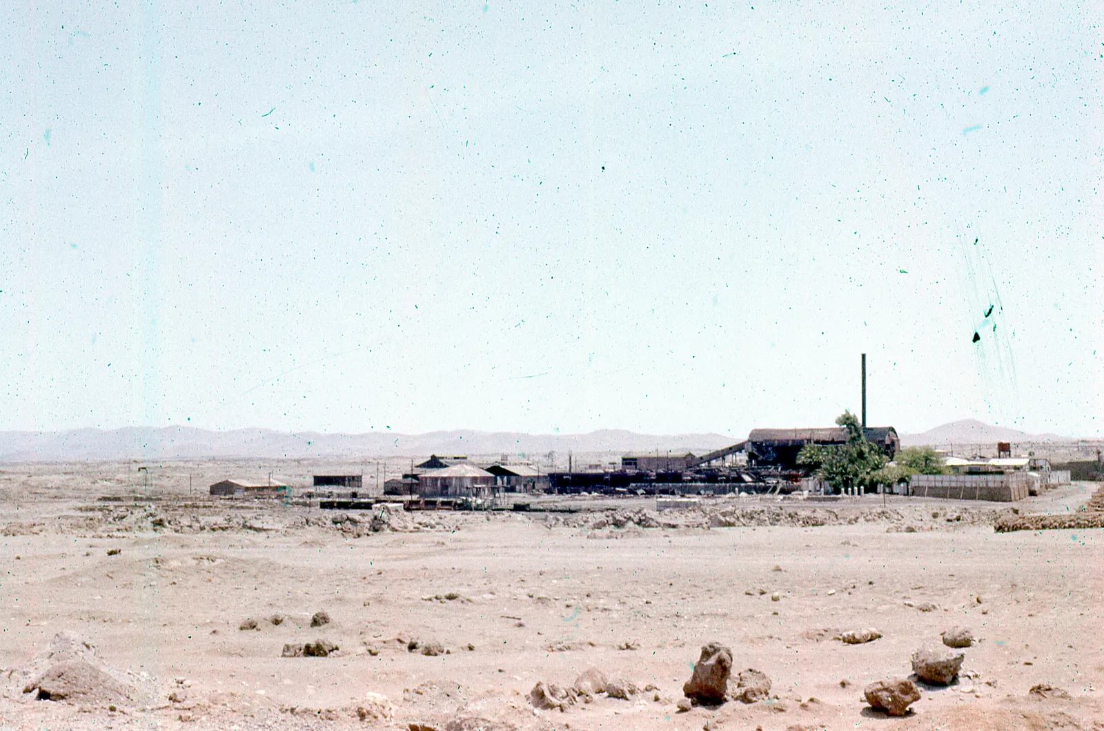 Oficina Salitrera abandonada cerca de Iquique, 1977