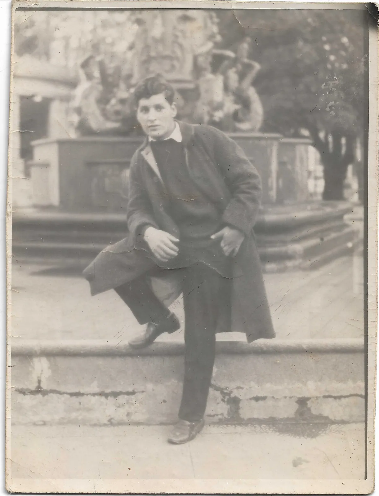Hombre en pileta de la Plaza Independencia de Concepción, 1964