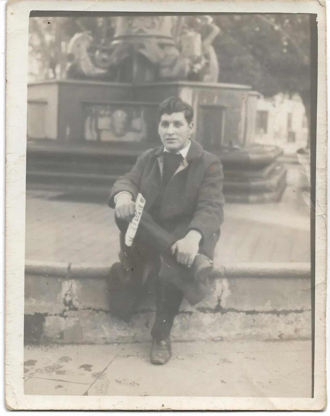 Hombre en pileta de la Plaza Independencia de Concepción II, 1964