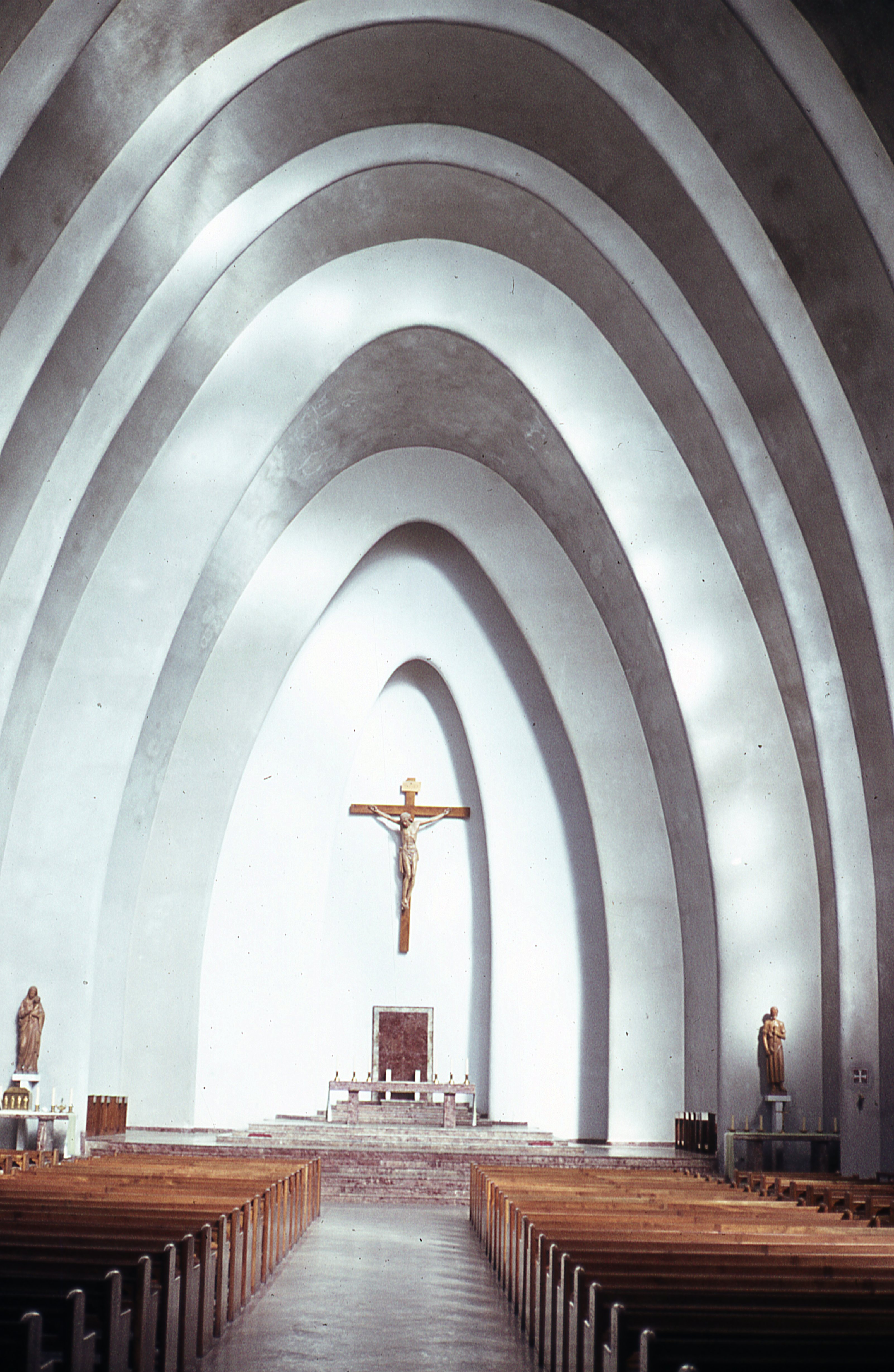 Interior de la Catedral de Chillán en 1970