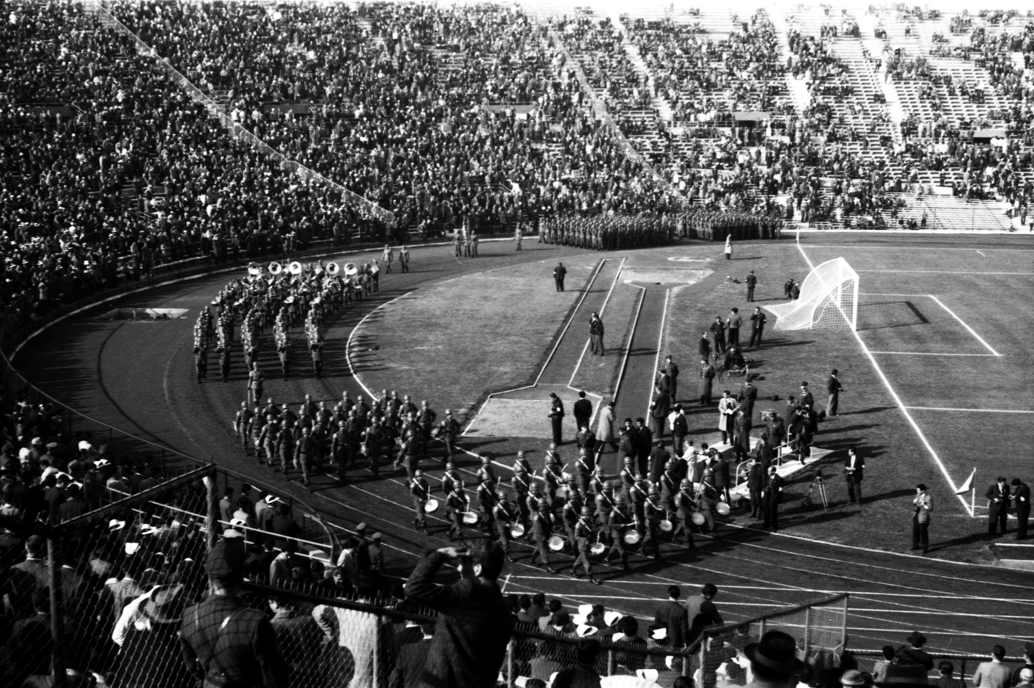 Banda militar desfila previo al partido Chile-Alemania, 1962