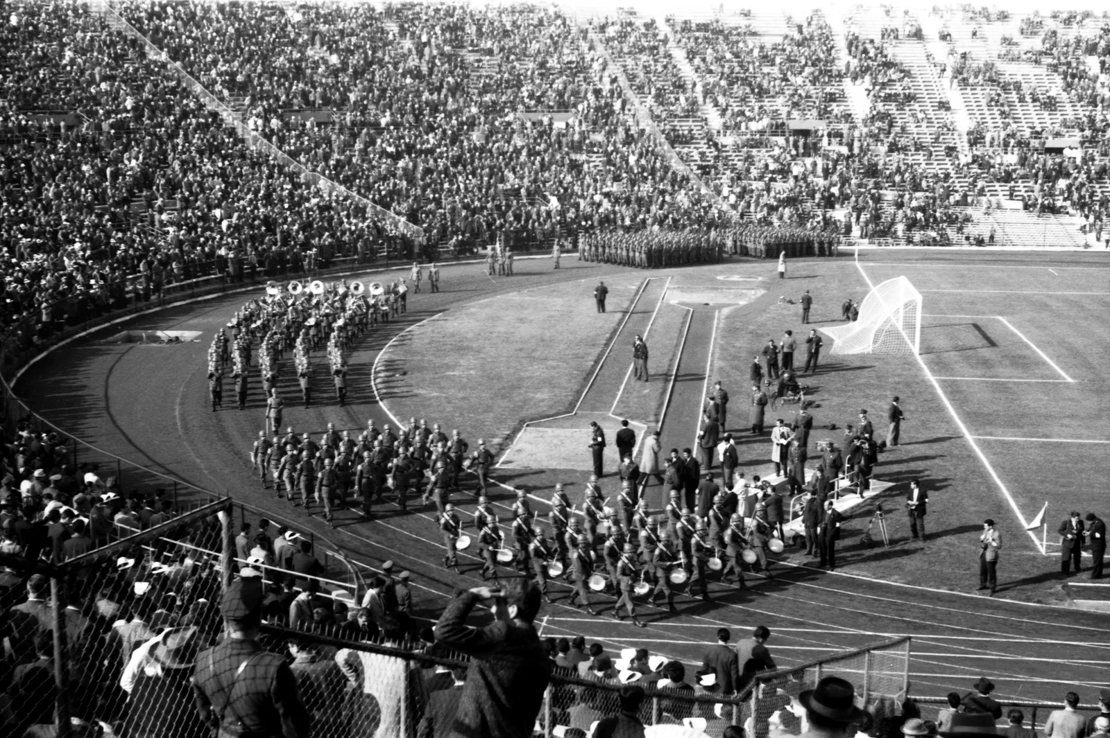 Banda militar desfila previo al partido Chile-Alemania, 1962