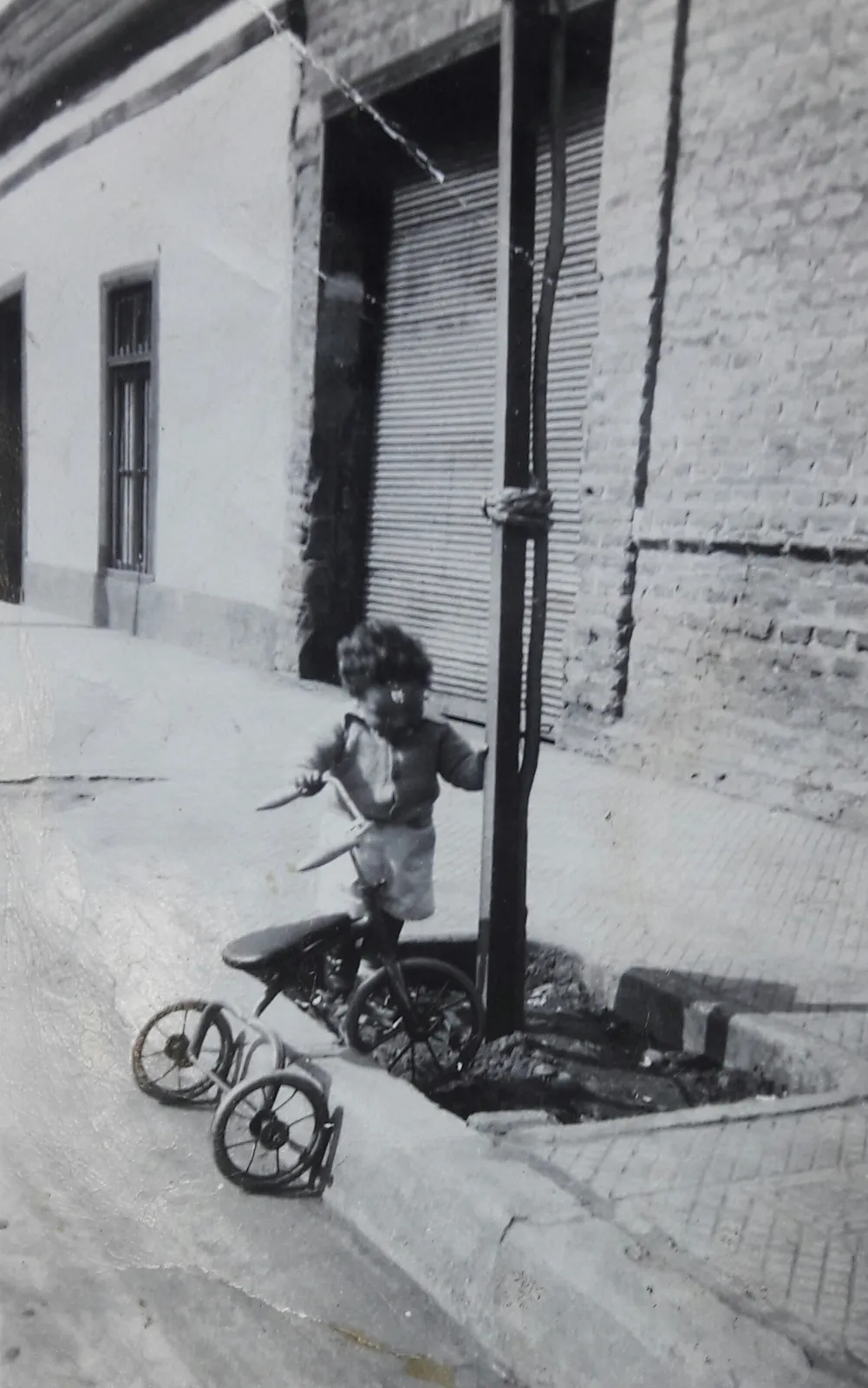 Niño con triciclo, 1950