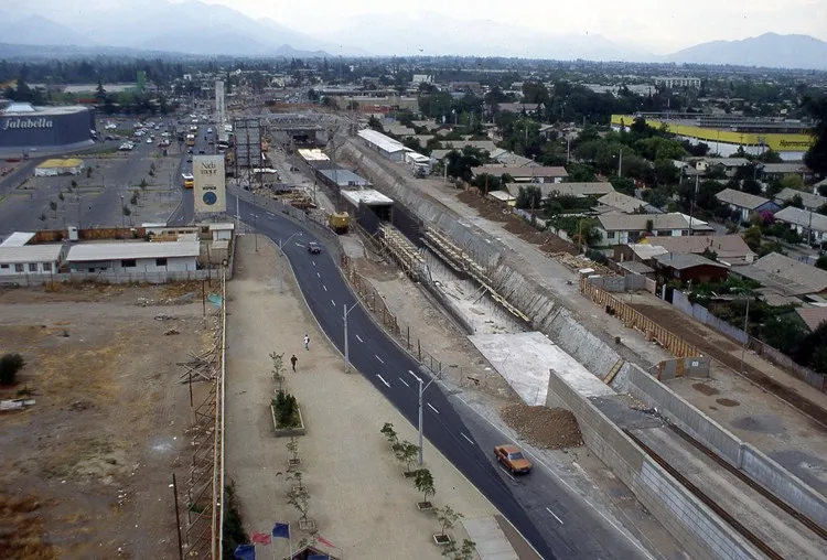 Construcción entrada tramo subterráneo de Línea 5 de Metro de Santiago en La Florida