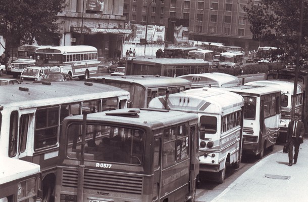 Tráfico de locomoción colectiva en la Alameda, 1991