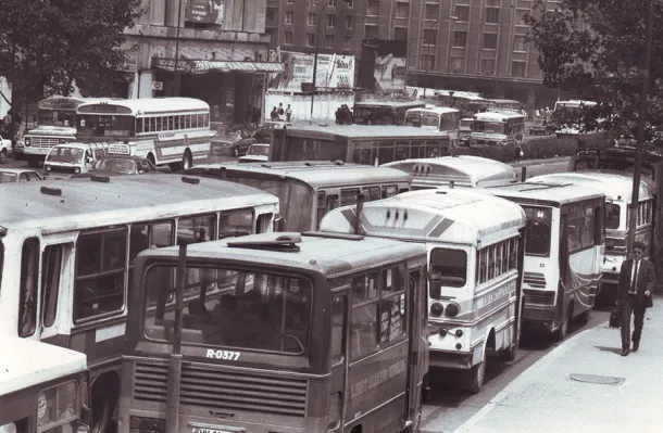 Tráfico de locomoción colectiva en la Alameda, 1991