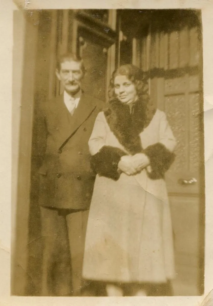 Mis bisabuelos Alberto Saldias y Berta Oyarzún en la puerta de su casa