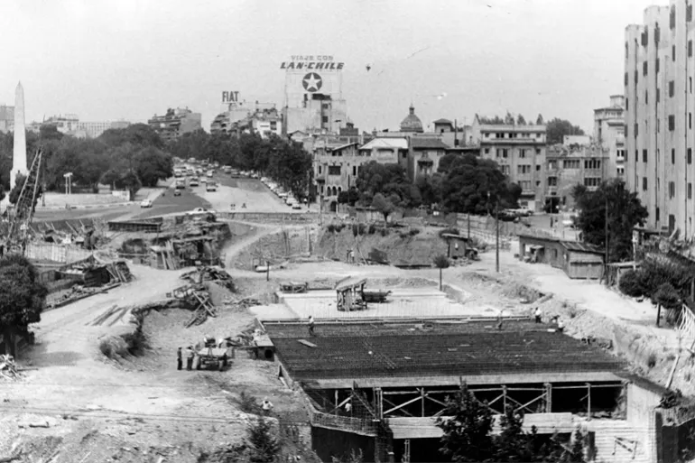 Construcción de la Línea 1 del metro de Santiago, sector estación Baquedano, 1970