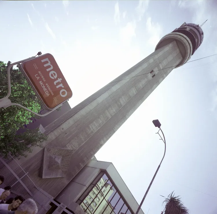 Vista de la Torre Entel desde acceso estación de metro La Moneda, 1992