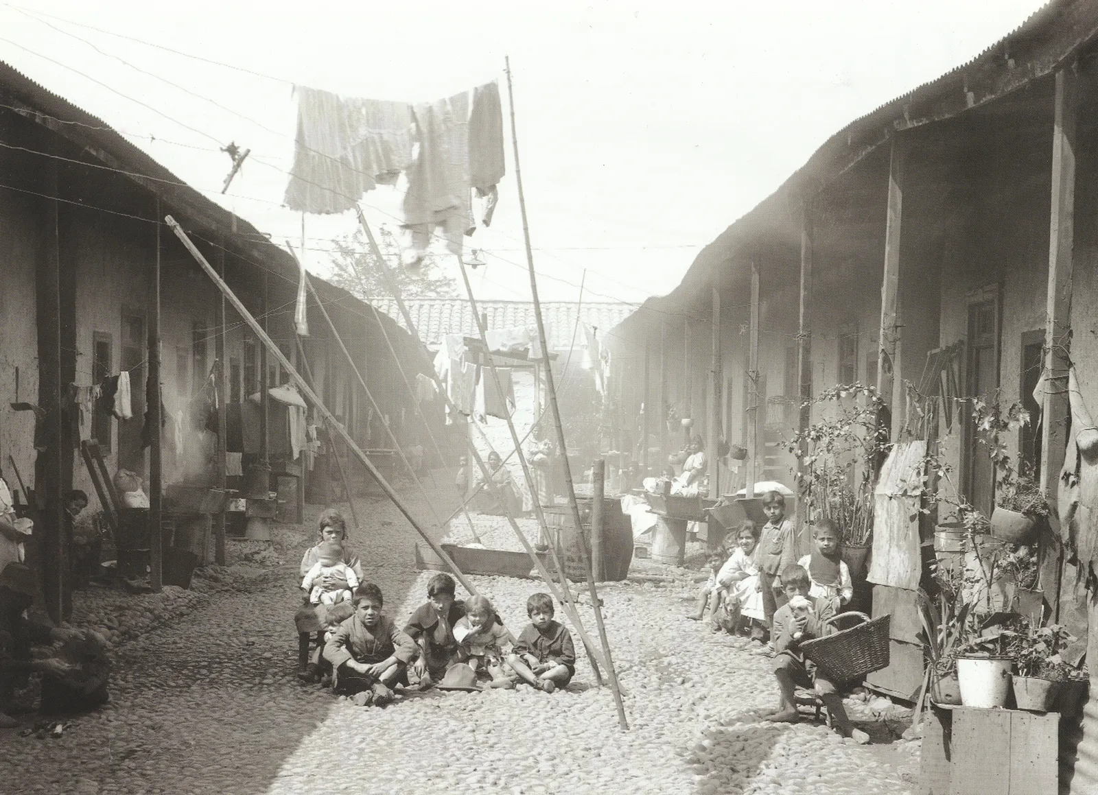 Interior de un conventillo en 1920