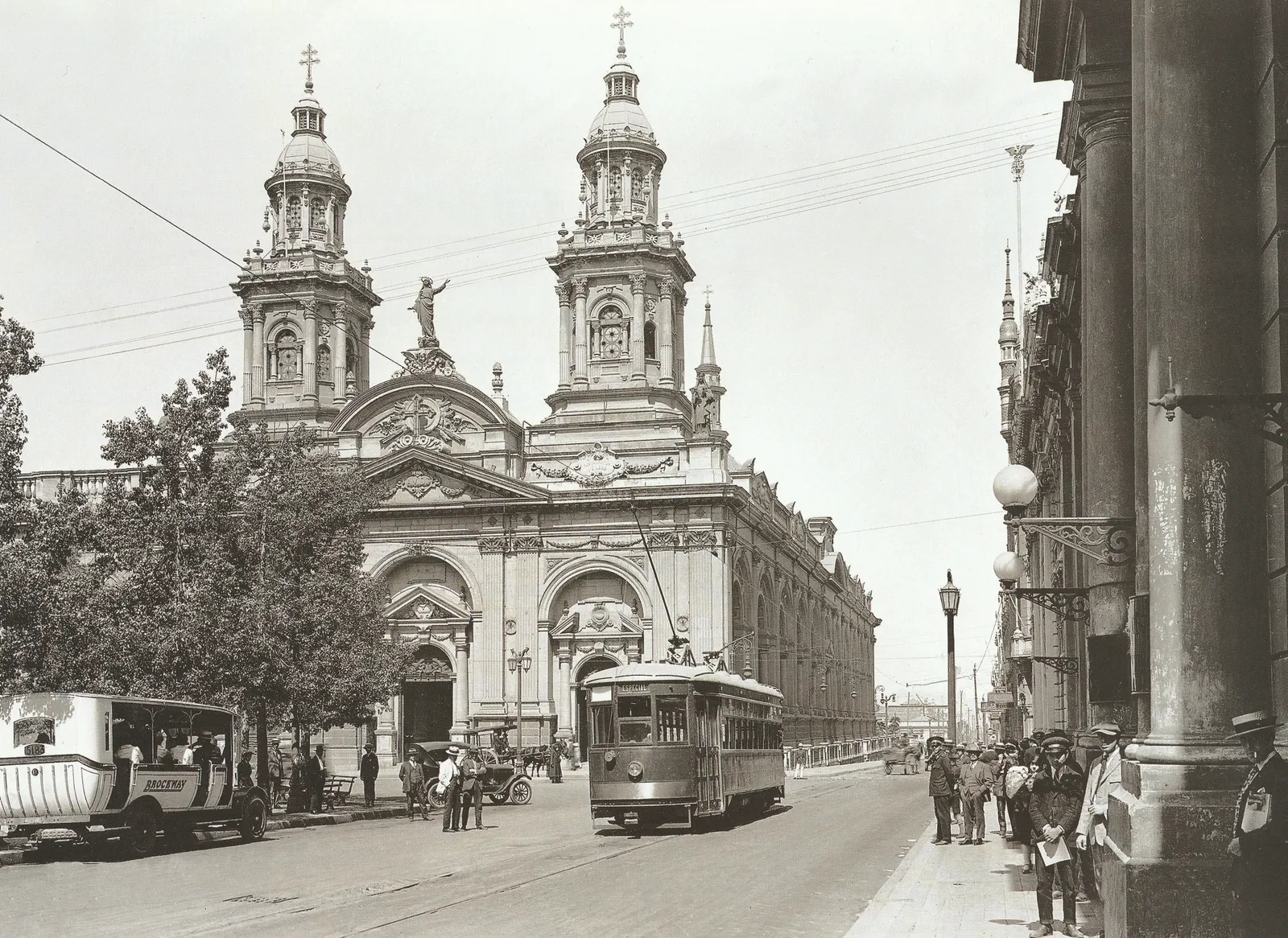 Catedral de Santiago en la década de 1920.