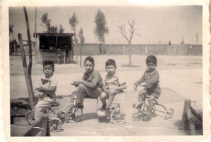 Niños del barrio de la población Villa Sur, 1965