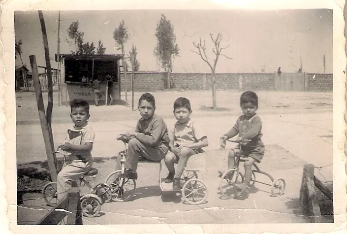 Niños del barrio de la población Villa Sur, 1965