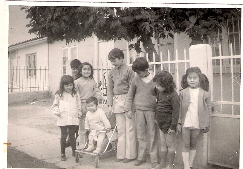 Niños de la población Villa Sur, pasaje Aristóteles, 1971