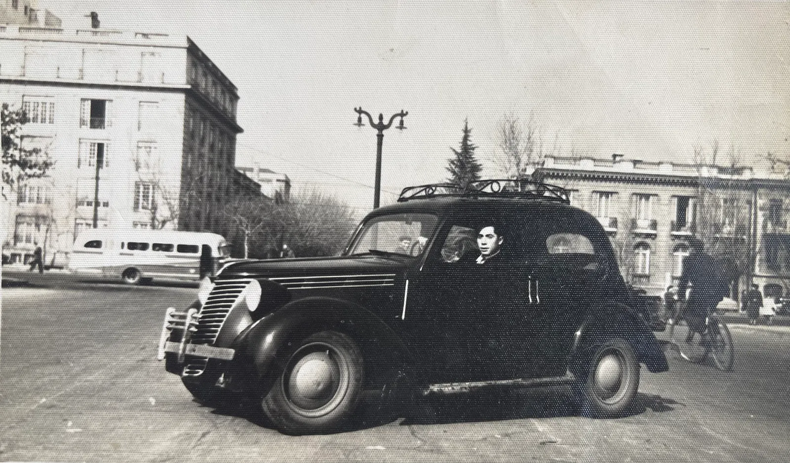 Mi abuelo en un auto de la época, 1955