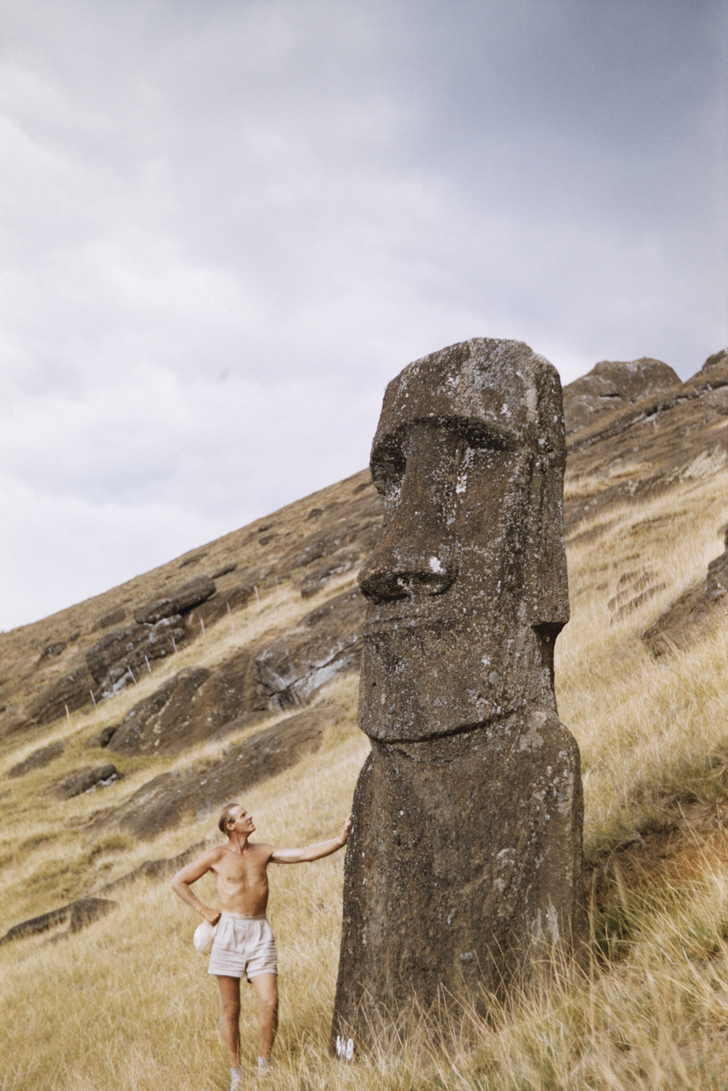 Thor Heyerdahl junto a un Moai en 1956