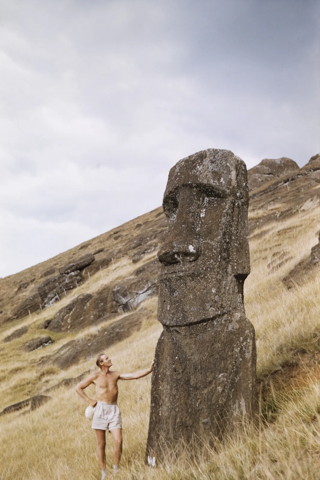 Thor Heyerdahl junto a un Moai en 1956