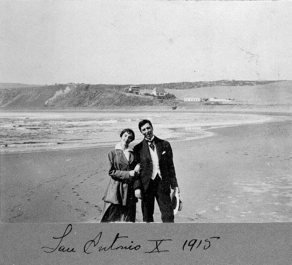 Pareja frente a San Antonio, 1915