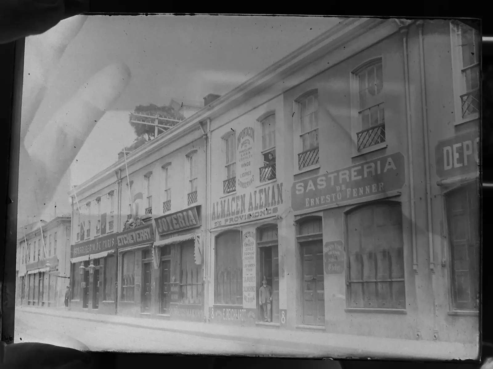 Almacenes calle Esmeralda de Valparaíso en 1890
