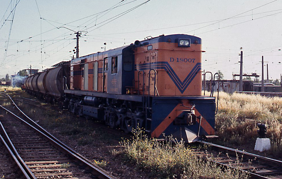 Tren carguero haciendo maniobras en Alameda, 1994